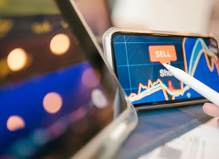 Trader care analizează opțiuni Bitcoin, Ethereum și forex pe mai multe piețe